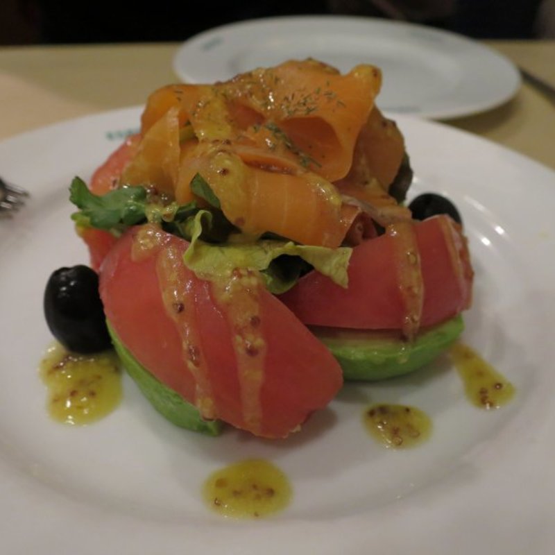 サーモンとアボカドのサラダ(スペイン料理銀座エスペロ みゆき通り店)