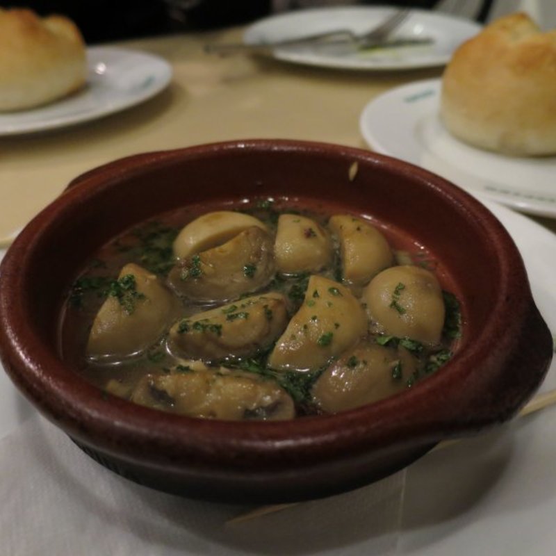 マッシュルームのアヒージョ(スペイン料理銀座エスペロ みゆき通り店)