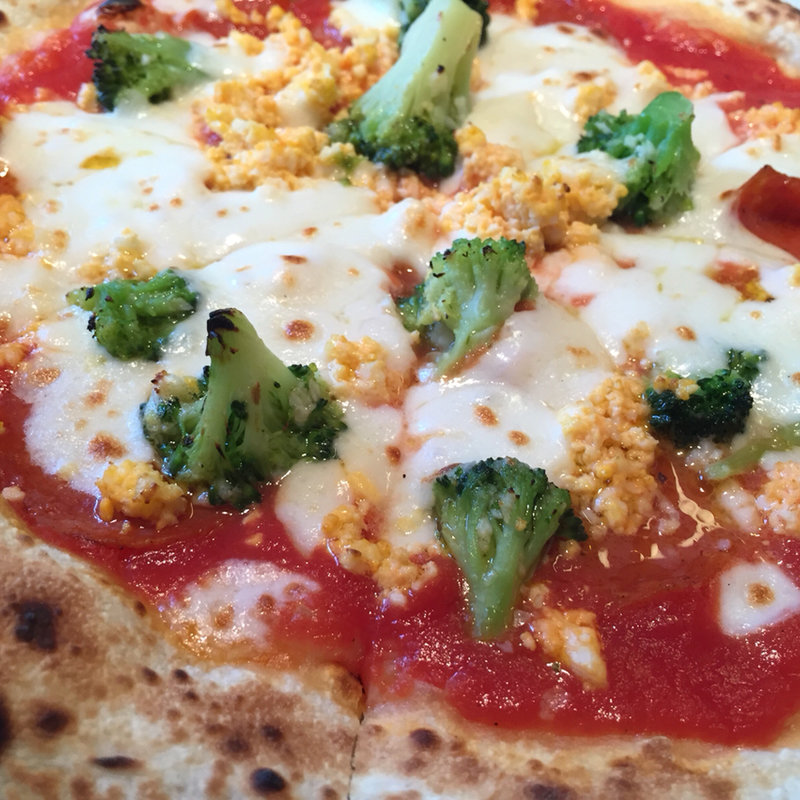 ペパロニサラミ・ブロッコリー・ゆで卵・モッツァレラチーズ トマトソース(トラットリアボッソ TRATTORIA BOSSO)