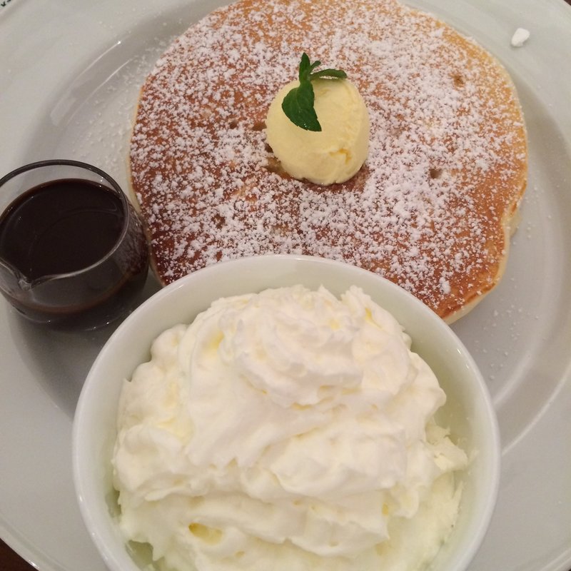 バターミルクパンケーキ(hurf)ホイップトッピング(Cinnamon's Restaurant)