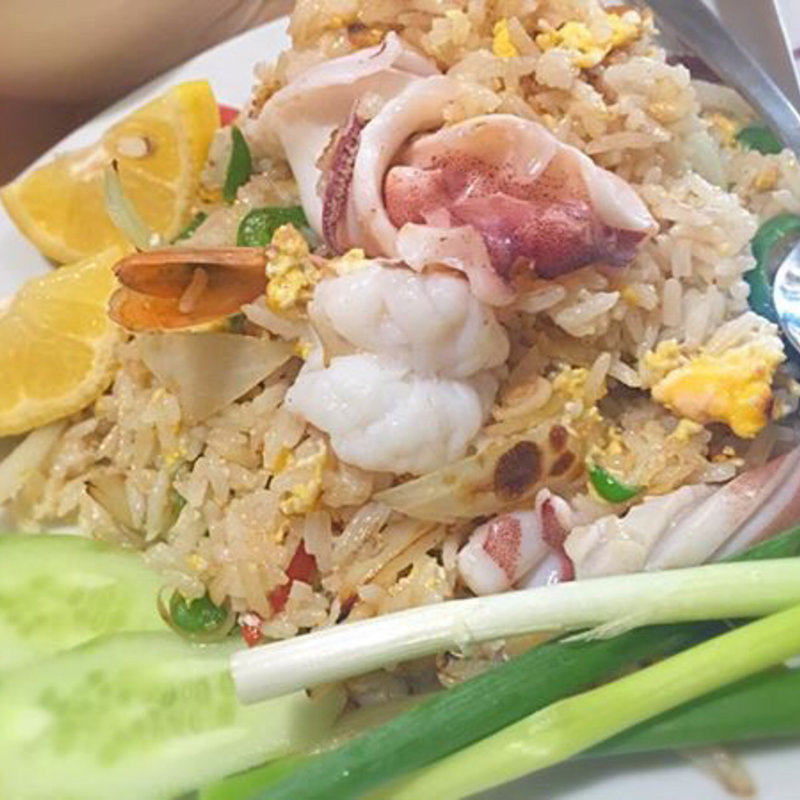 レモングラス入りシーフード焼飯(イーサン食堂)