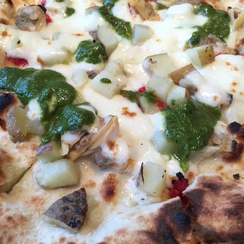 アサリ・ポテト・ドライトマト・大多喜産バジルのジェノベーゼ・モッツァレラチーズ(トラットリアボッソ TRATTORIA BOSSO)