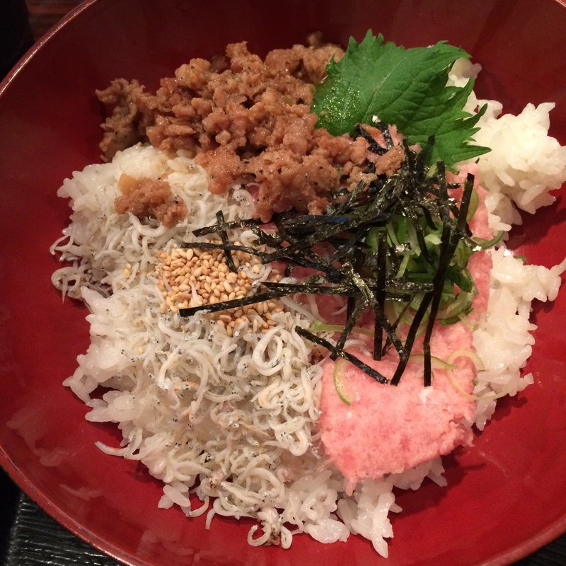 しらすとネギトロ三色丼(けむり屋 牛ぉ～鳥こう)