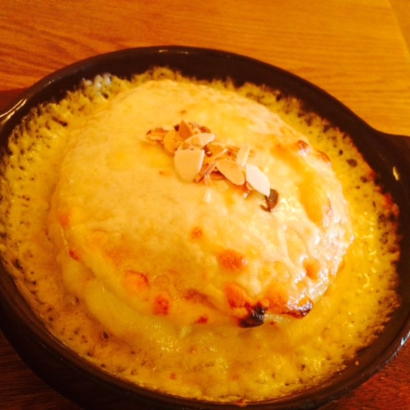 ホワイトソースとチーズのトロトロパンケーキ(MOGMOG （モグモグ）)