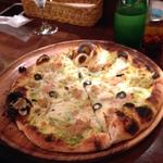 ツナとオリーブとアンチョビのpizza(パスタ&ピッツァ ワインバー ヨロ WINE BAR YOLO)