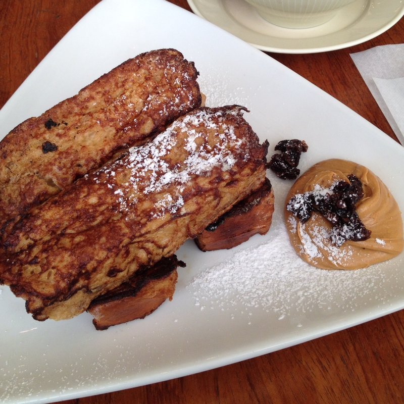 ピーナッツバターとラムレーズンのフレンチトースト(カオリズ)