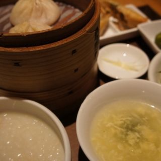 中華粥と4種の点心セット(龍福小籠堂 NU茶屋町店 （NU chayamachi）)