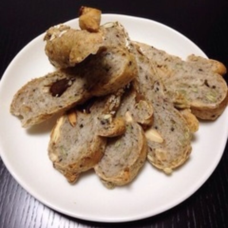 くるみ&レーズンパン1/4(カンガルー・ルーカフェ)