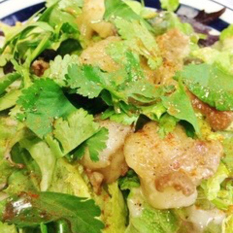 和牛ホルモンとパクチーのサラダ(イタリア倶楽部)