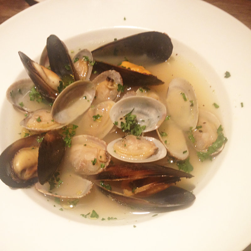 ムール貝とあさりの白ワイン蒸し(イタリアンバール　ガボット)