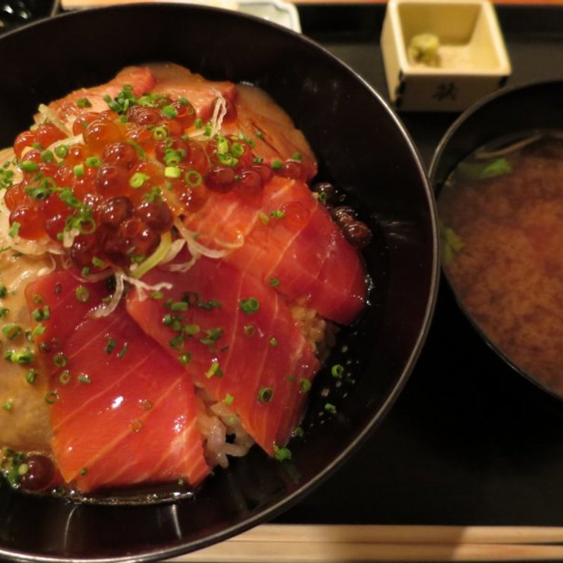 三色半の東丼(金田中 庵)