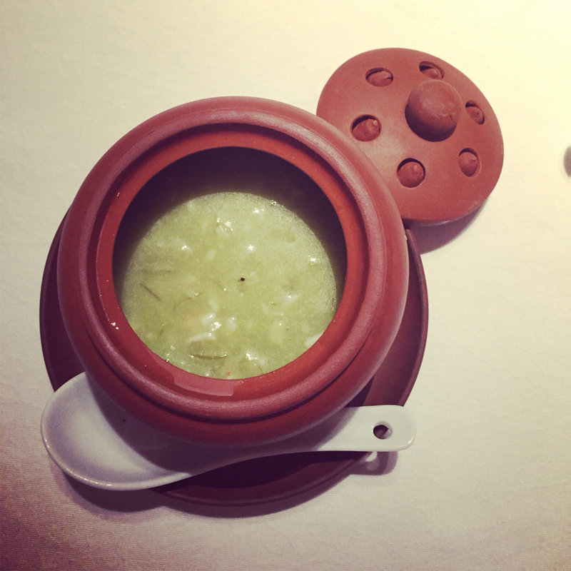 蟹とアボカドのスープ(華都飯店 六本木店)