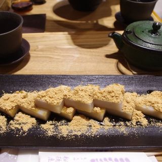 お茶付の元祖くず餅(船橋屋 コレド室町店)