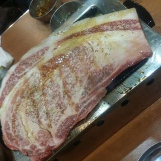 黒毛和牛のはみ出るカルビ(大阪焼肉・ホルモン ふたご 西新宿７丁目店)