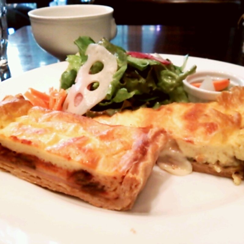 本日のキッシュ2種類とサラダ(カフェ エメ・ヴィベール)