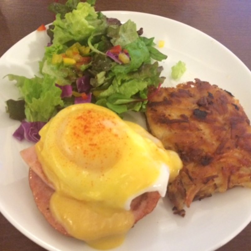 シナモンズエッグベネディクト/トラディショナル（half）付け合わせハッシュブラウン(Cinnamon's Restaurant)