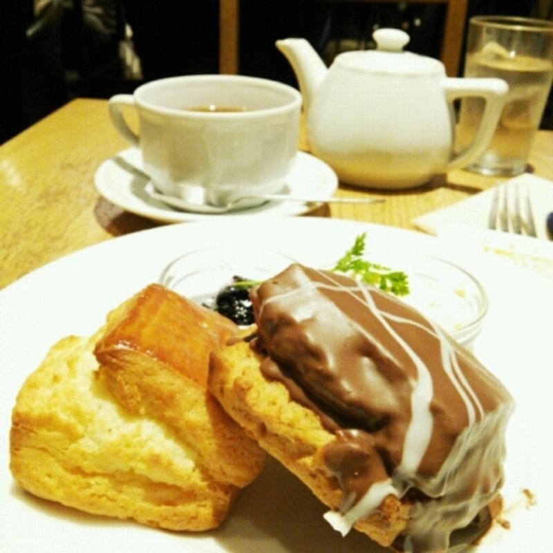 home Fairycake Fairのスコーン　クロテッドクリーム＆ブルーベリージャムのセット(カフェ＆ブックス ビブリオテーク 東京・有楽町（café & books bibliothèque Tokyo Yurakucho）)
