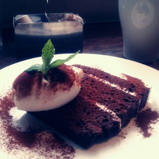 チョコレートとサワーチェリーのケーキ(カフェポーズ（cafe PAUSE）)