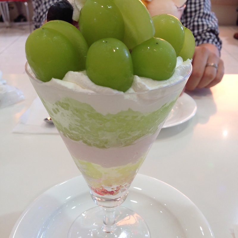 シャインマスカットのパフェ(新宿髙野　京急上大岡店)