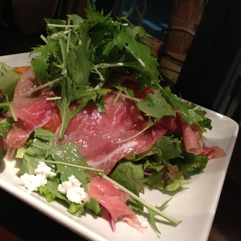 生ハムとサーモンの豪快サラダ(Cávollo Café)