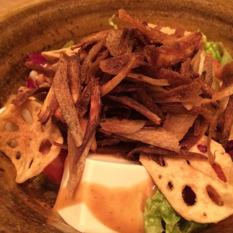 京とうふ藤野 牛蒡、蓮根、お豆富の金胡麻サラダ(KICHIRI SHINJUKU WEST)