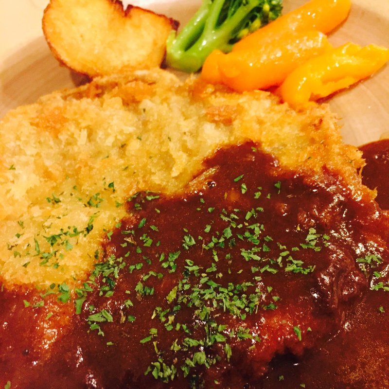 仔牛のカツレツ デミグラスソース(Complice)