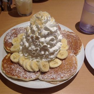 バナナホイップクリームとマカデミアナッツのパンケーキ(Eggs 'n Things 京都四条店)