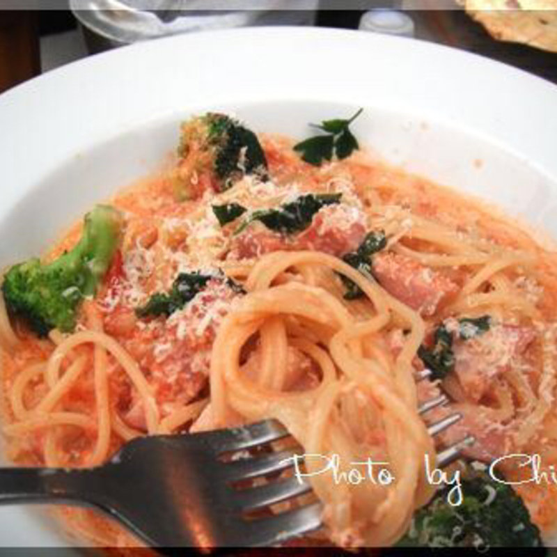 トマトとブロッコリーのパスタ(ガーリックジョーズ)