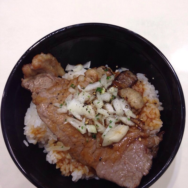 はみ出し牛サーロインステーキ丼(山下晴三郎商店 酒々井プレミアム・アウトレット店 )