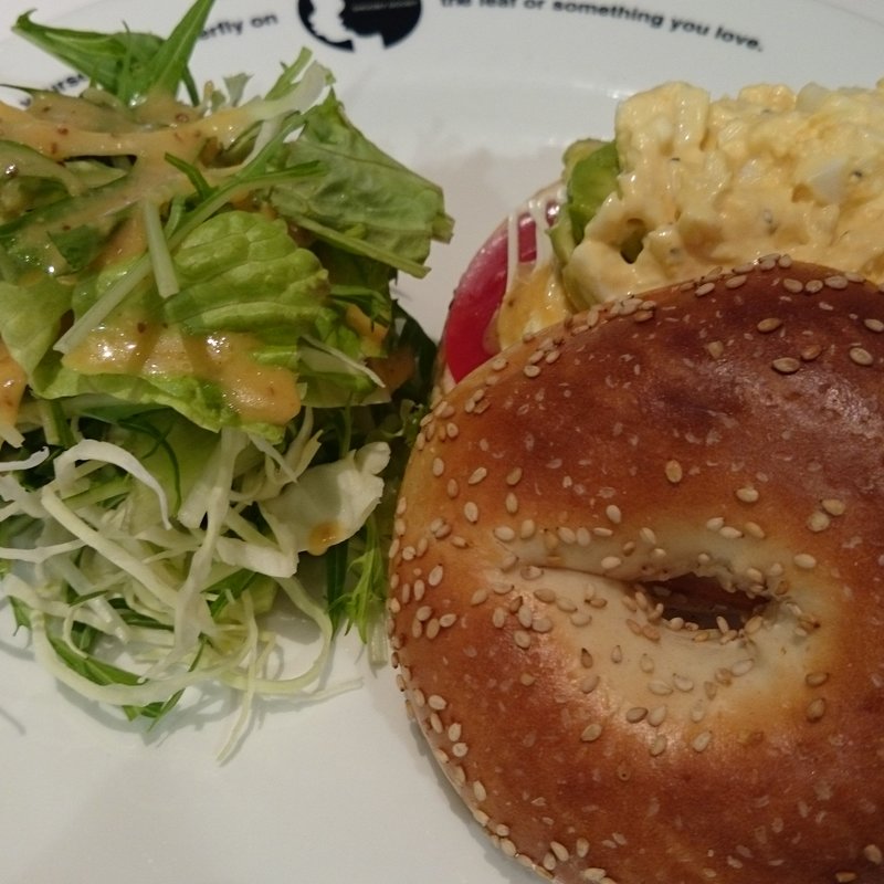 スモークサーモンとアボカドのベーグルサンド(バタフライ （BUTTERFLY）)