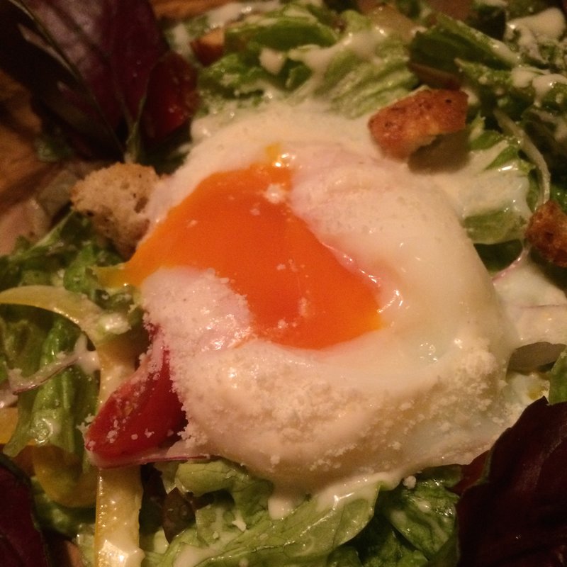 ハンダマと炙りスーチカの温玉のせシーザーサラダ(ニライカナイ立川 ぱなり)