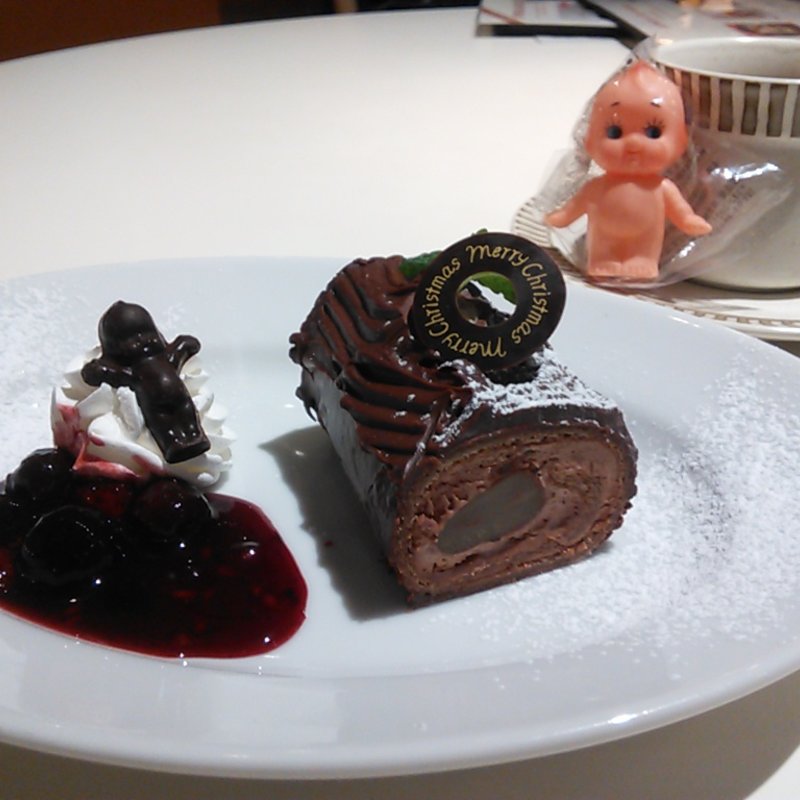 ブッシュドノエル　ミックスベリー添え(南青山三丁目キッチン)