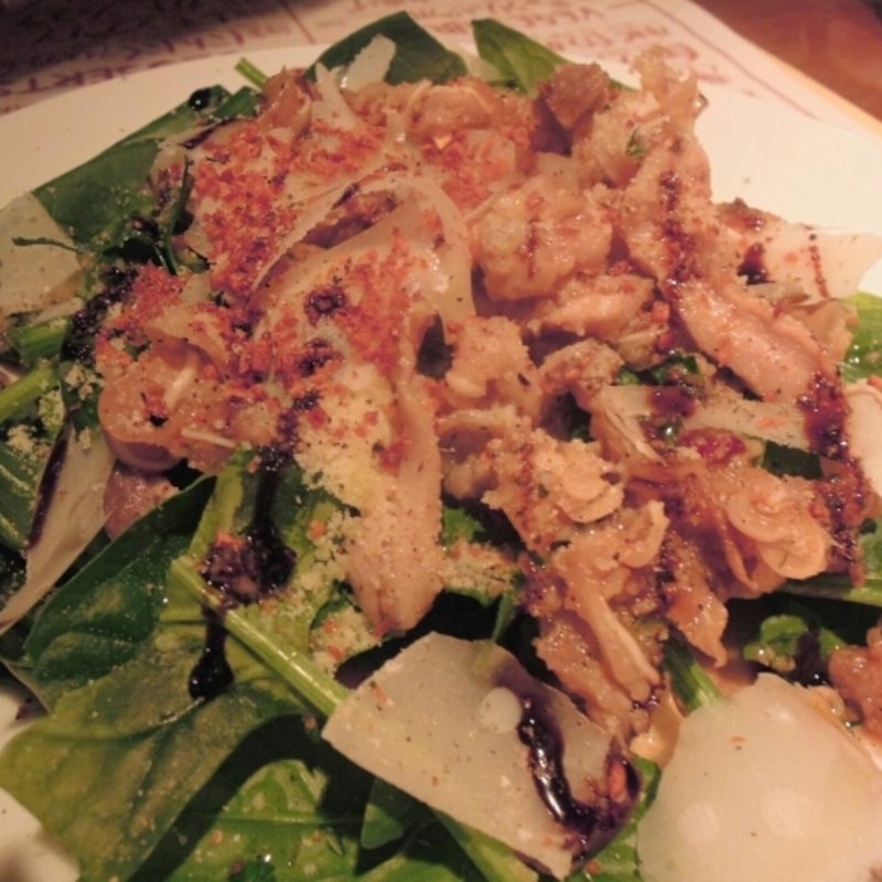 豚耳・ガツ・豚タンとほうれん草のサラダ　(にんにく料理専門店 はじめの一っぽ HAJIME NO IPPO)