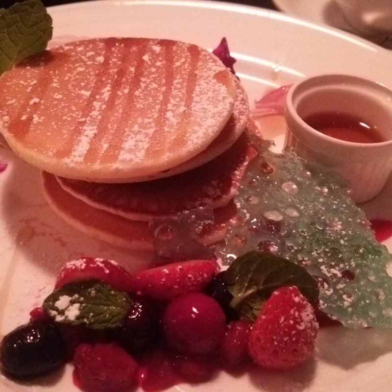 ふわふわパンケーキ、ベリーの生クリーム添え(サンデー （SUNDAY）)