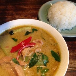 ゲーン・キィオ・ワン/鶏肉ゴロゴロ入りグリーンカレー(タイの食卓 オールドタイランド 飯田橋店)
