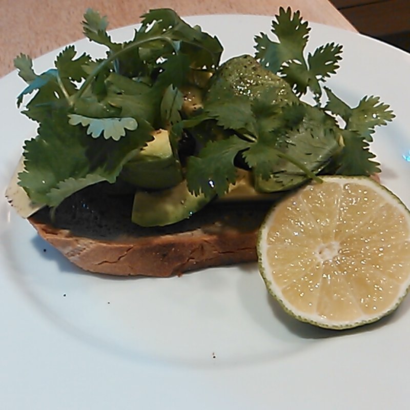 アボカドとフレッシュライム、コリアンダーのオープンサンド(bills 横浜赤レンガ倉庫)