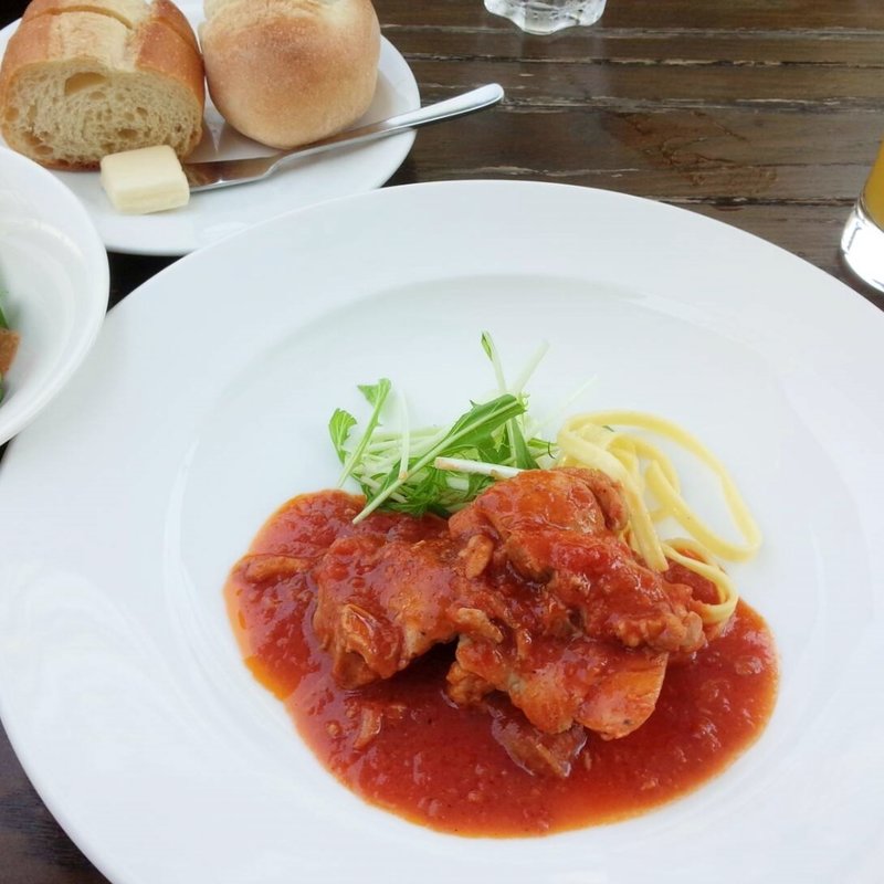 若鶏のトマト煮込み　(サンス コロニアルビーチ （SENS Colonial Beach）)