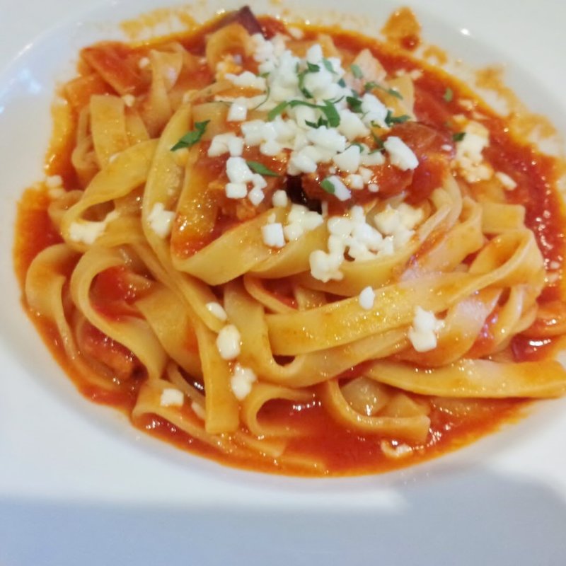 ベーコンと玉ねぎとモッツァレラチーズのトマトソース 生パスタ フェットチーネ(KYODO406 （キョウドウヨンマルロク）)