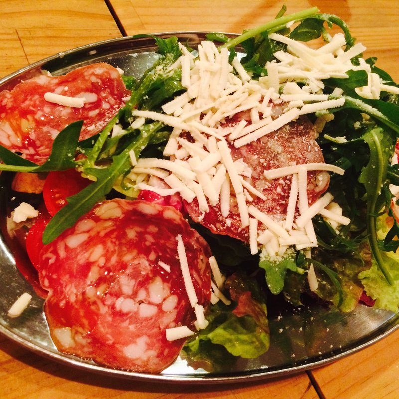 オリーブのしぼり汁をかけたグリーンサラダ　塩リコッタチーズとサラミのせ(ピッツェリア ジターリア ダ フィリッポ)