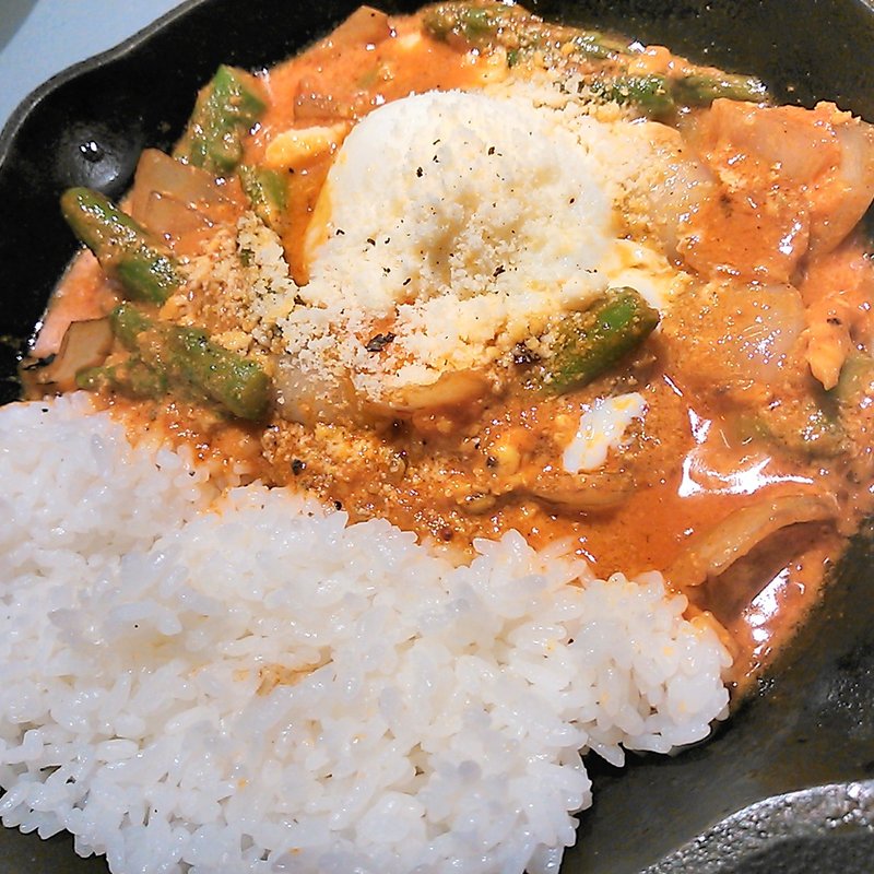 アスパラガスと半熟玉子のチーズカレー(野菜を食べるカレーcamp express 相鉄ジョイナス店)