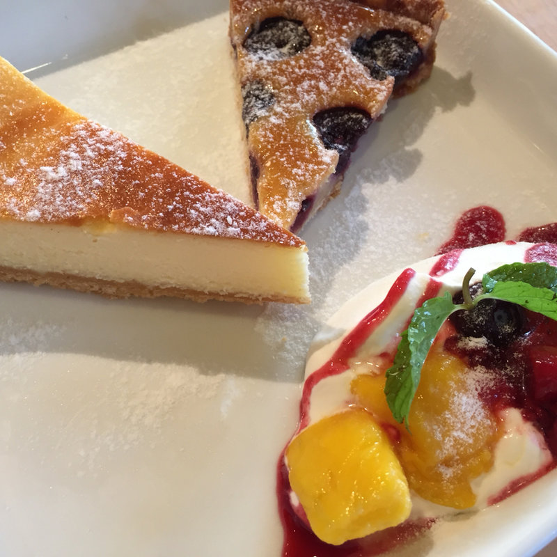 ダークチェリーのタルト&濃厚ベークドチーズケーキ(EVERYONEs CAFE)
