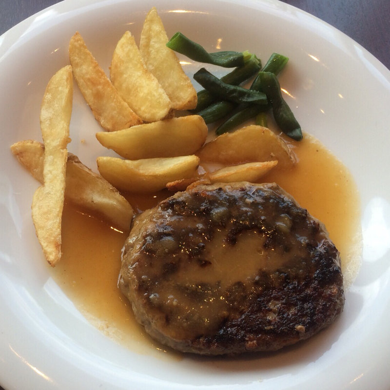 牛肉100％のハンバーグ(マドリード （Madrid）)