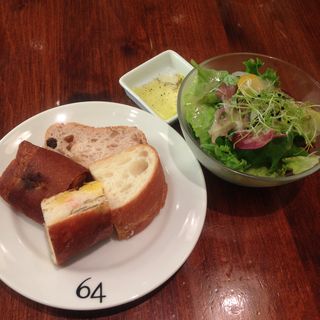 パン・サラダ(Bar＆Bistro 64 （バーアンドビストロロクヨン）)