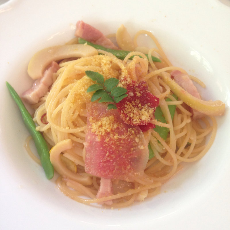 ベーコン、ビーツ、紅芯大根を使った季節のおすすめパスタ(TOOTH TOOTH maison 15th | トゥース トゥース メゾンジュウゴ)