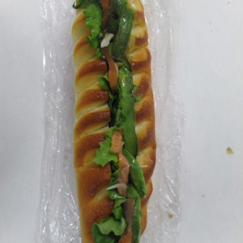 サンドイッチ　サーモン＆アボカド	(カフェ ル・コルドン・ブルー)