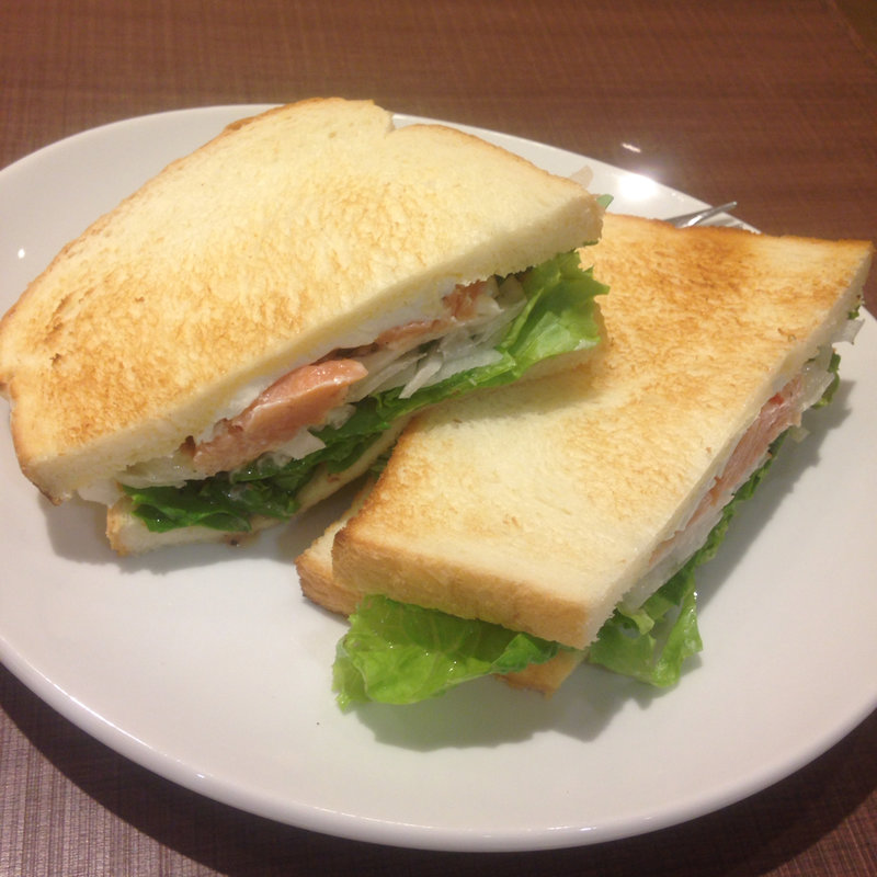 スモークサーモンとクリームチーズのサンド(プロムナードカフェ 東急プラザ新長田店)