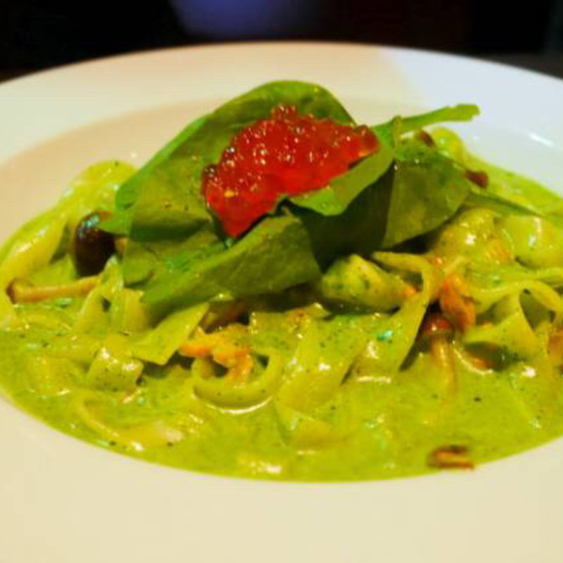 スモークサーモンとほうれん草のクリームソース(ミクロコスモス （MICROCOSMOS）)