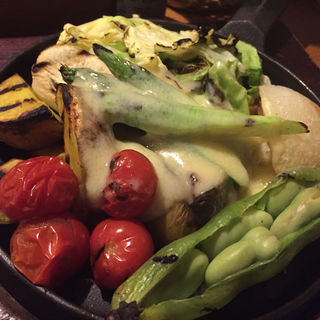 季節の野菜とグリュイエールの鉄板ステーキ (南青山野菜基地 ORIGINAL )