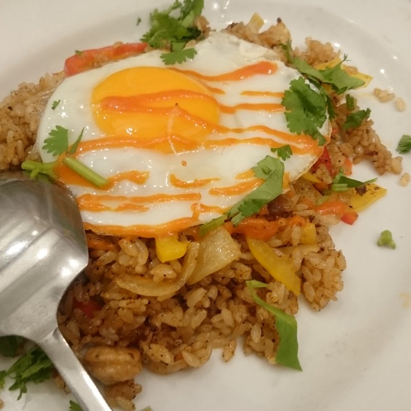 ジャンバラヤ　フライドエッグのせ(ガーリック・ジョーズ クイーンズクスエア店 （GARLIC JO'S）)