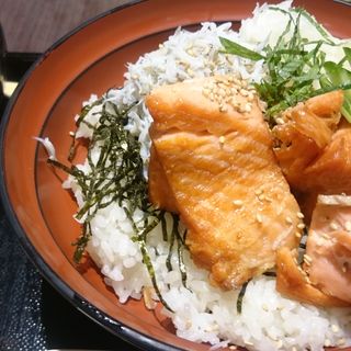鮭としらすのまかない丼(飯倉アルカフェキャンティ )